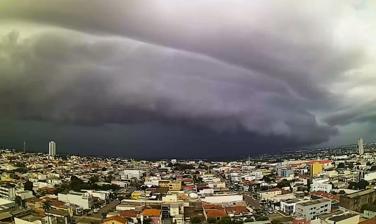 A imagem mostra o avanço de chuva intensa em uma cidade do Mato Grosso